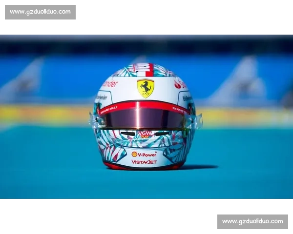 塞恩斯的头盔太 “辣” 了！红黄撞色藏着三重玄机